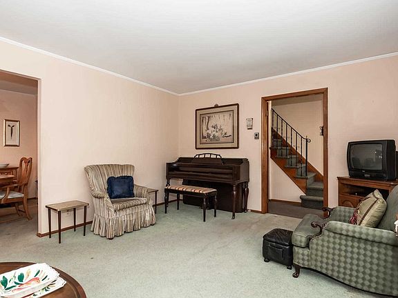 3rd image of 50 Winnie Ct