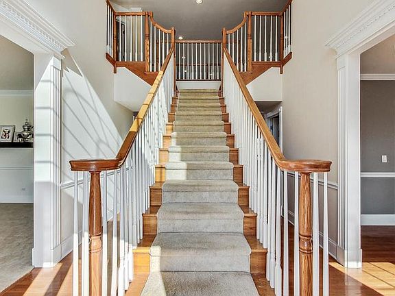 5th image of 32 Doral Dr