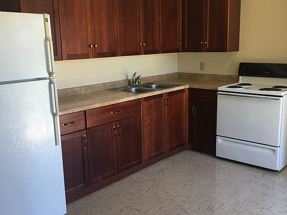 Kitchen w/ newer cabinets