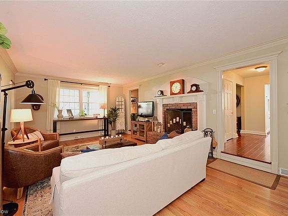 4th image of 762 Greenlawn Ave