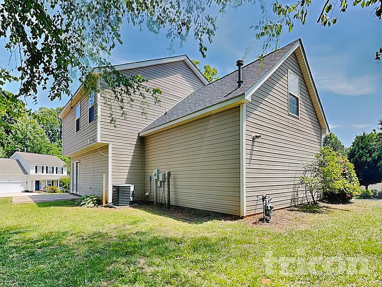106 Newbury Dr — Photo 16