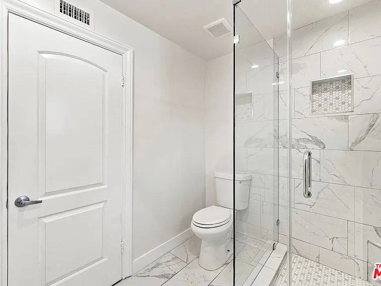 15920 Gledhill St — Photo 33