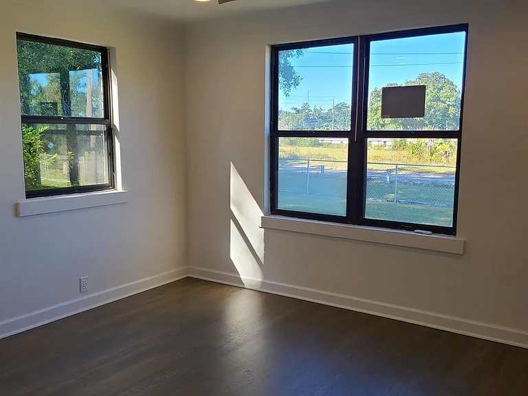 1301 W Lee St — Photo 8