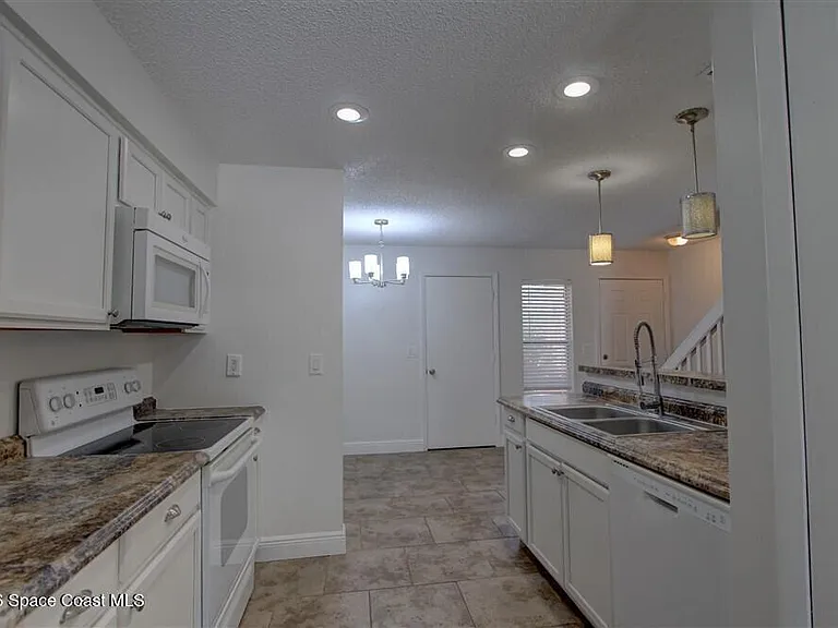 283 E Towne Pl — Photo 14
