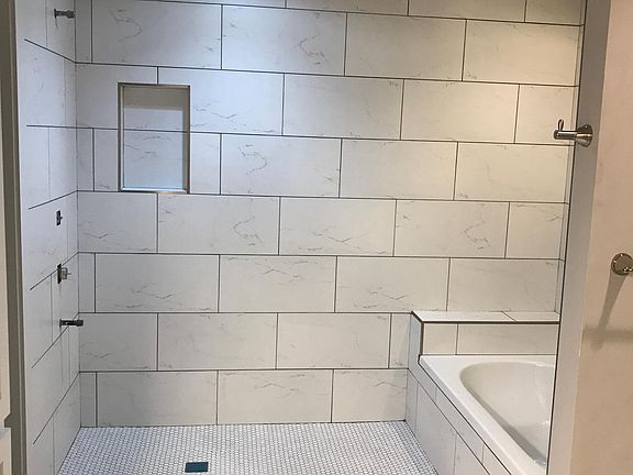 Master shower/tub