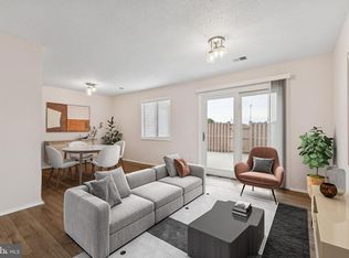 32 Regis Cir, Sterling, VA 20164