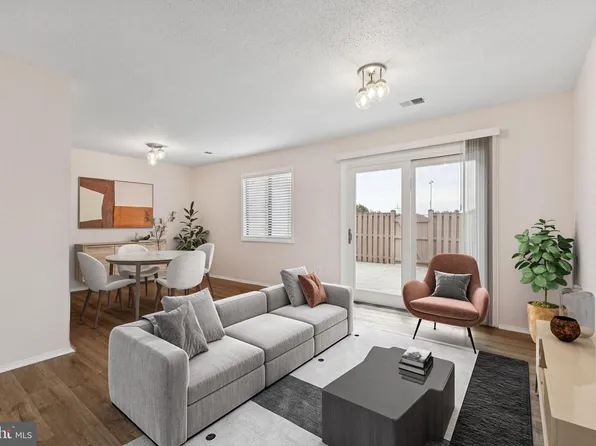 32 Regis Cir, Sterling, VA 20164