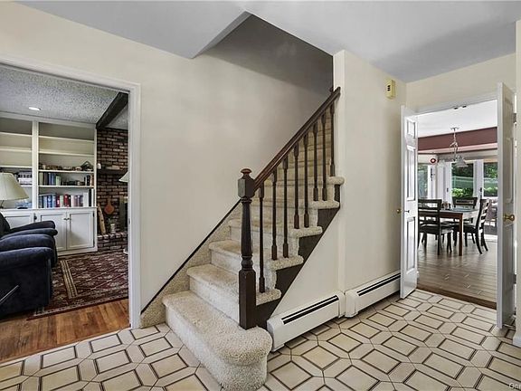 3rd image of 10 Orchard Dr