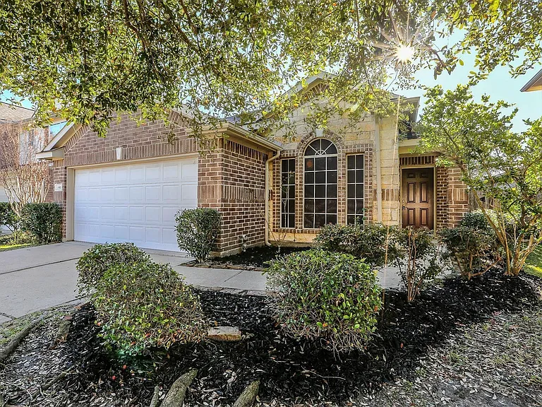 19819 Whispering Hollow Ln — Photo 3