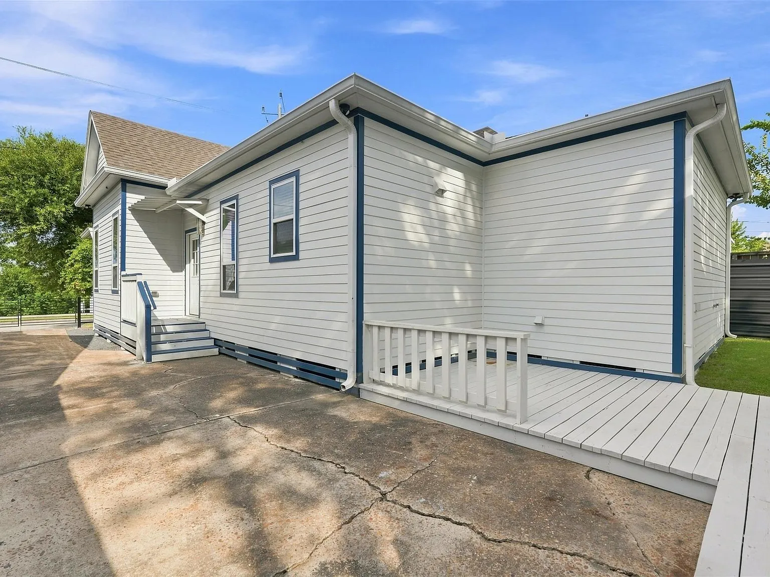 3 bed, 2.0 bath, 1969 sqft, $2,400 — Photo 3