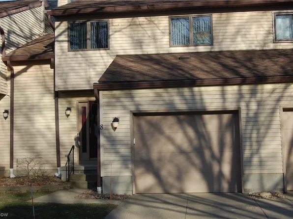 8 Greenwood Dr, Doylestown, OH 44230