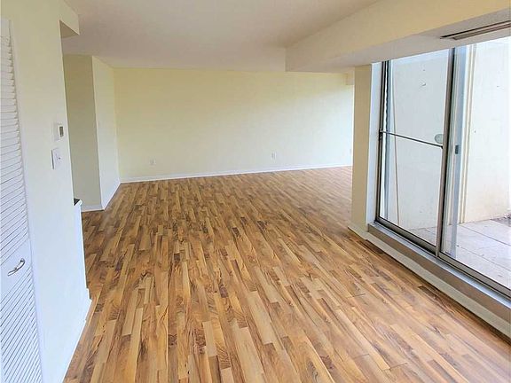 5th image of 1300 Marlborough Ct #130