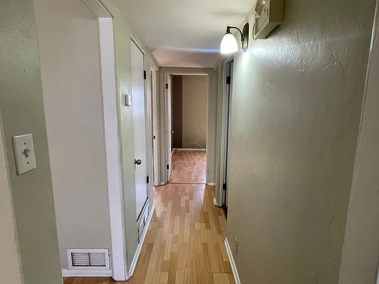 1421 E Adams St — Photo 5