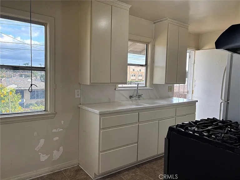15561 Cornuta Ave — Photo 3