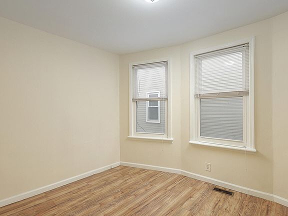 Large Bedroom w/3 Windows