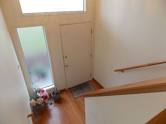 Vaulted entry w oak floors