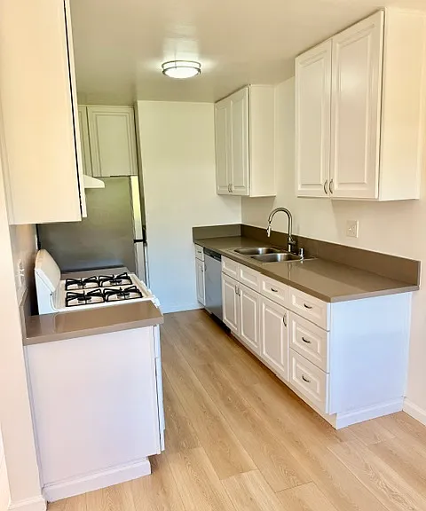 Lindley Garden Apartments — Photo 10