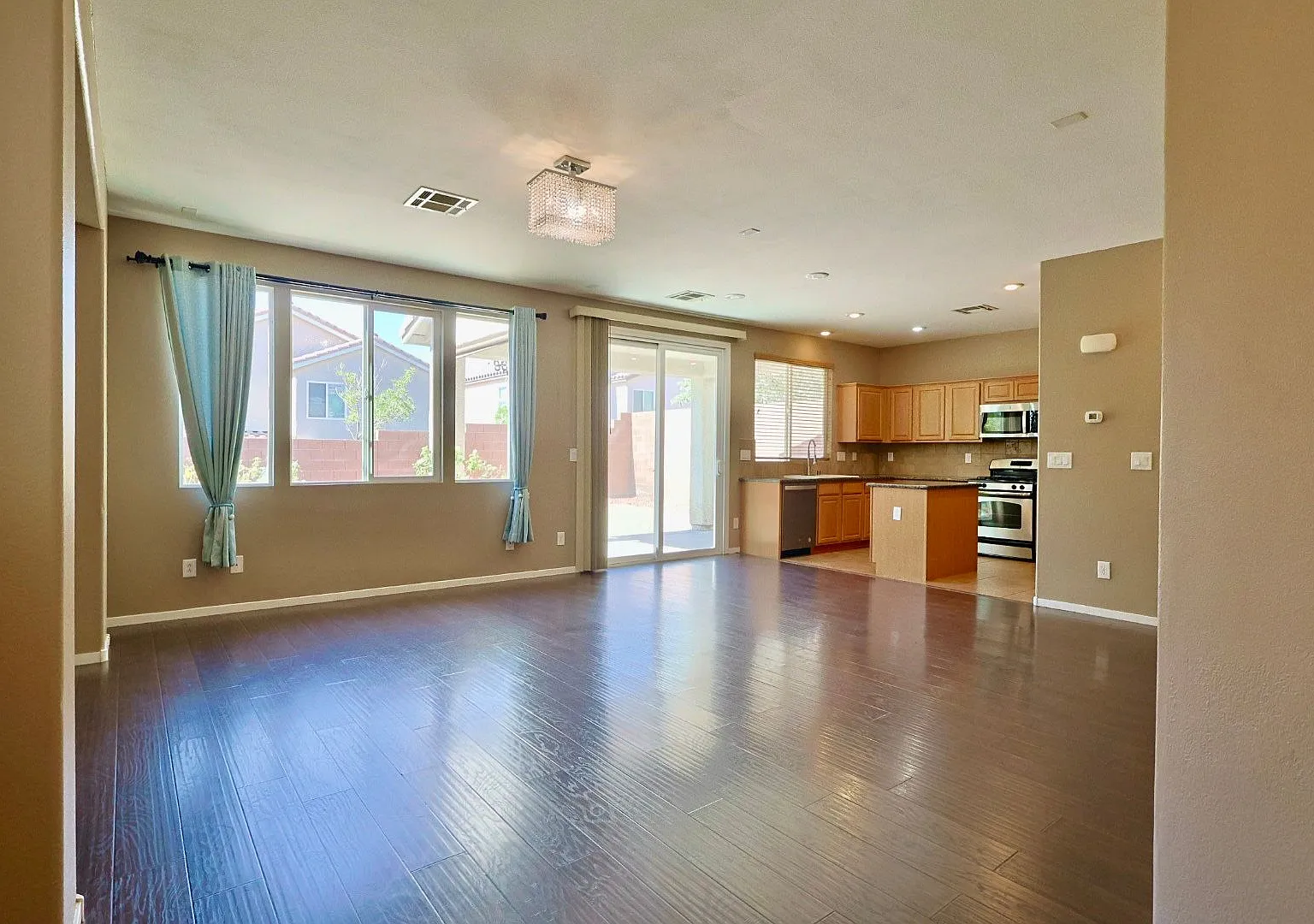 Beautiful 2-story Home in Providence! — Photo 4