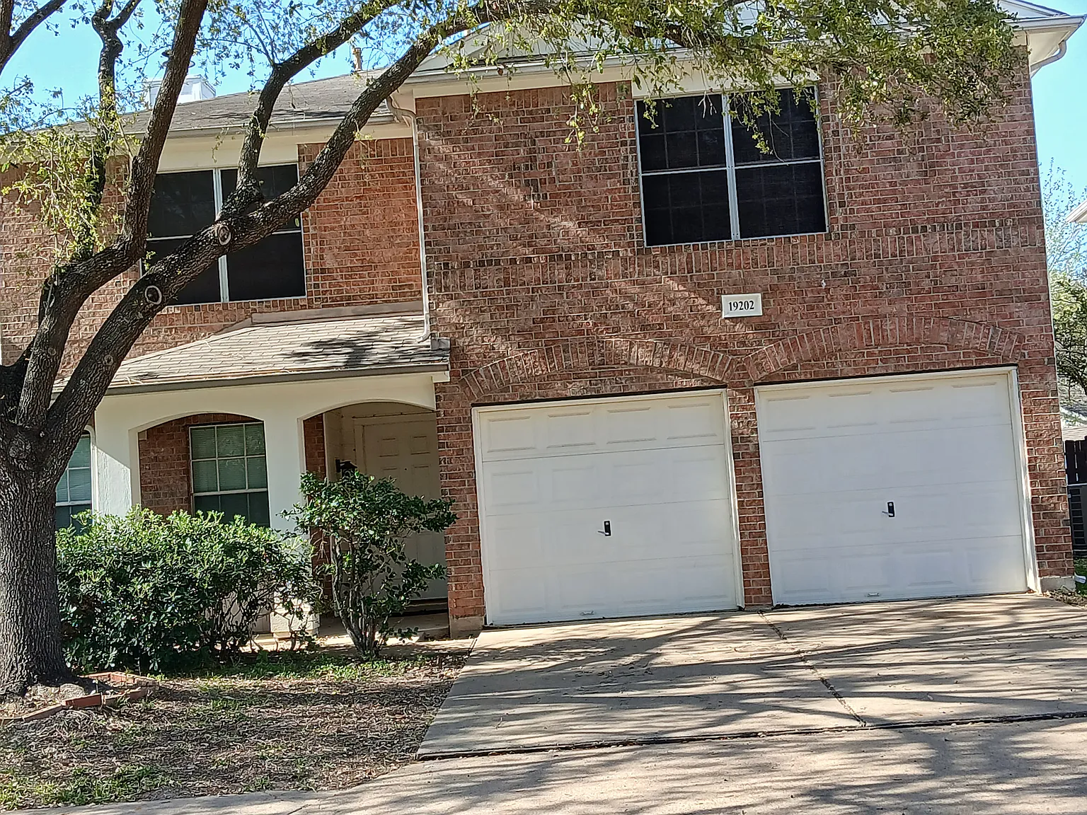 4 bed, 3.5 bath, 2411 sqft, $2,500 — Photo 2