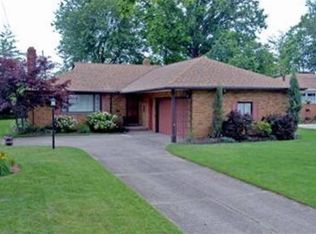 22035 Cottonwood Dr, Rocky River, OH