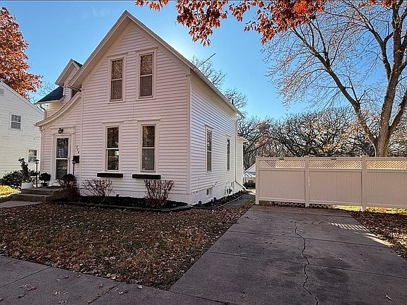 2nd image of 904 E Washington Ave