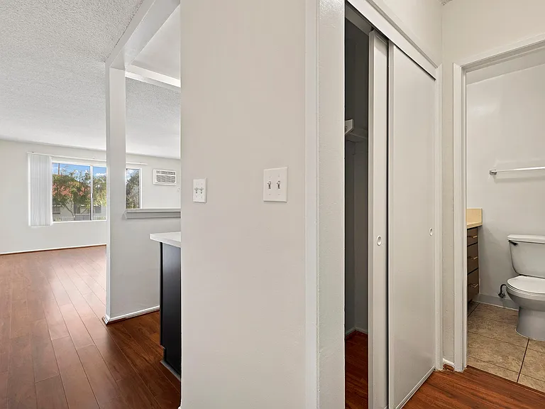 Riverside Villa Apartments — Photo 28