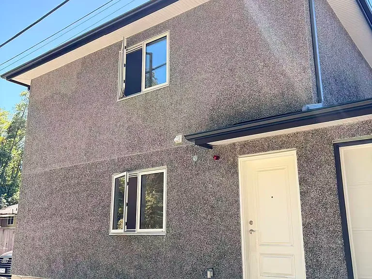 4750 Barker Cres — Photo 1