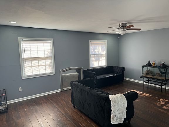 3 bedrooms 2.5 bathrooms end unit townhouse in Rittenhouse development available for immediate move in with central air and laundry unit.