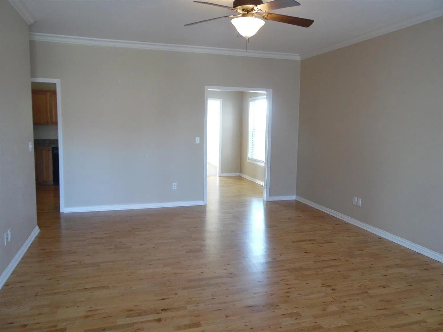 3 bed, 2.0 bath, 1646 sqft, $1,895 — Photo 2