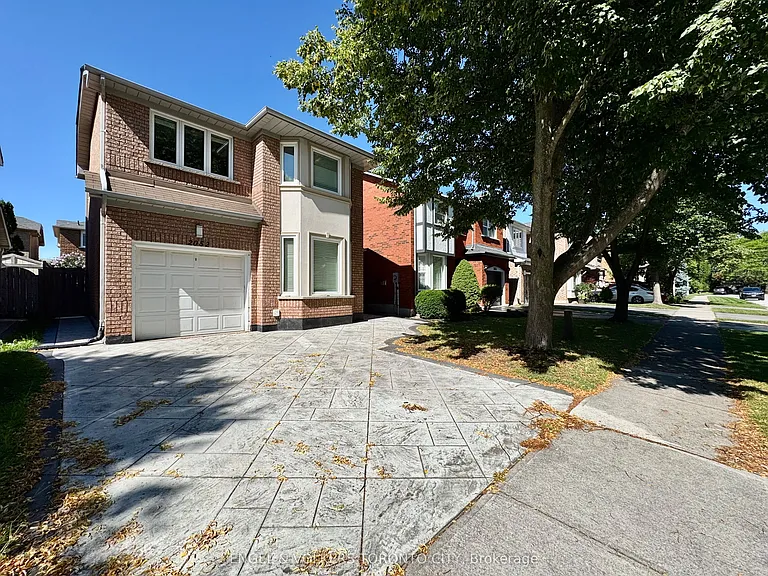 2052 Oak Bliss Cres — Photo 1