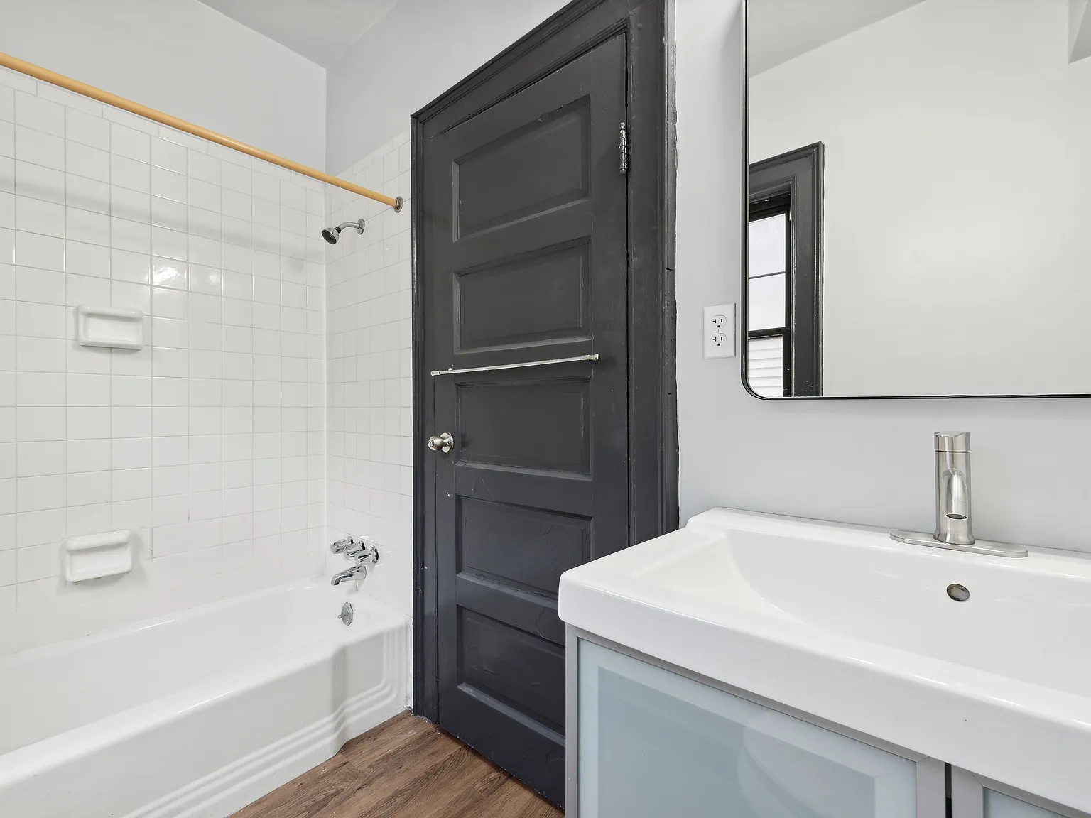 318 Middle Ave — Photo 2