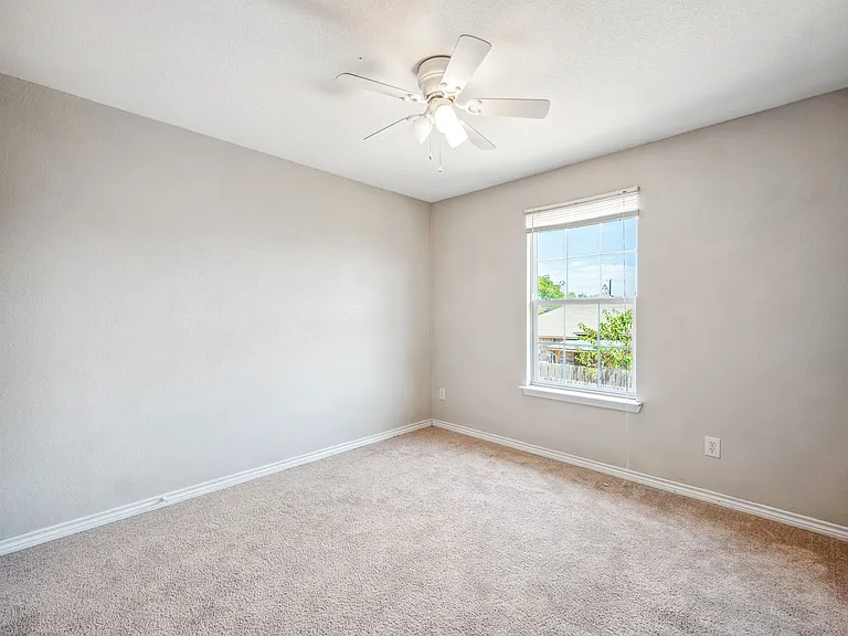 1401 N Columbia St — Photo 12