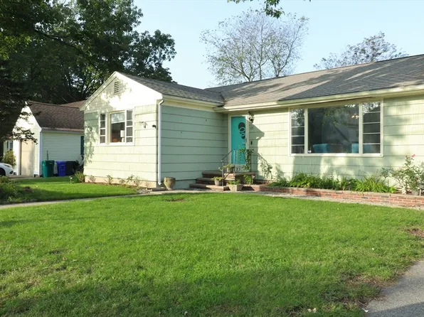 21 Pembroke Ave, Attleboro, MA 02703