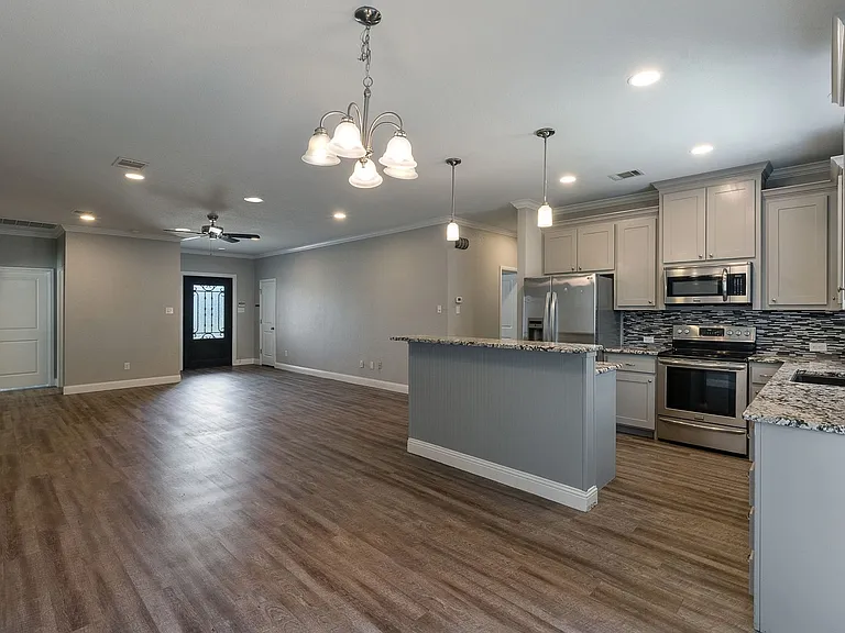 2404 W Lowden St — Photo 10