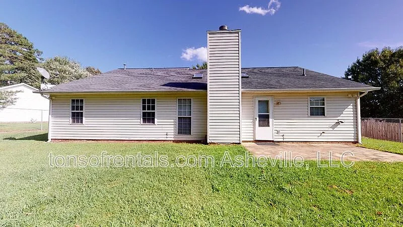 3 bed, 2.0 bath, 1435 sqft, $2,195 — Photo 2