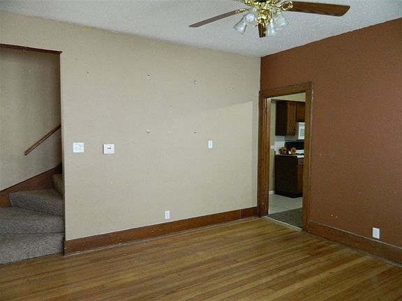 4th image of 387 Kaufmann Ave