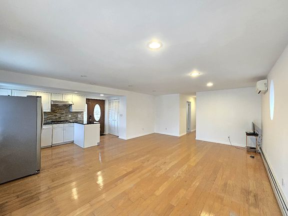 4th image of 61 Bartlett Pl #1
