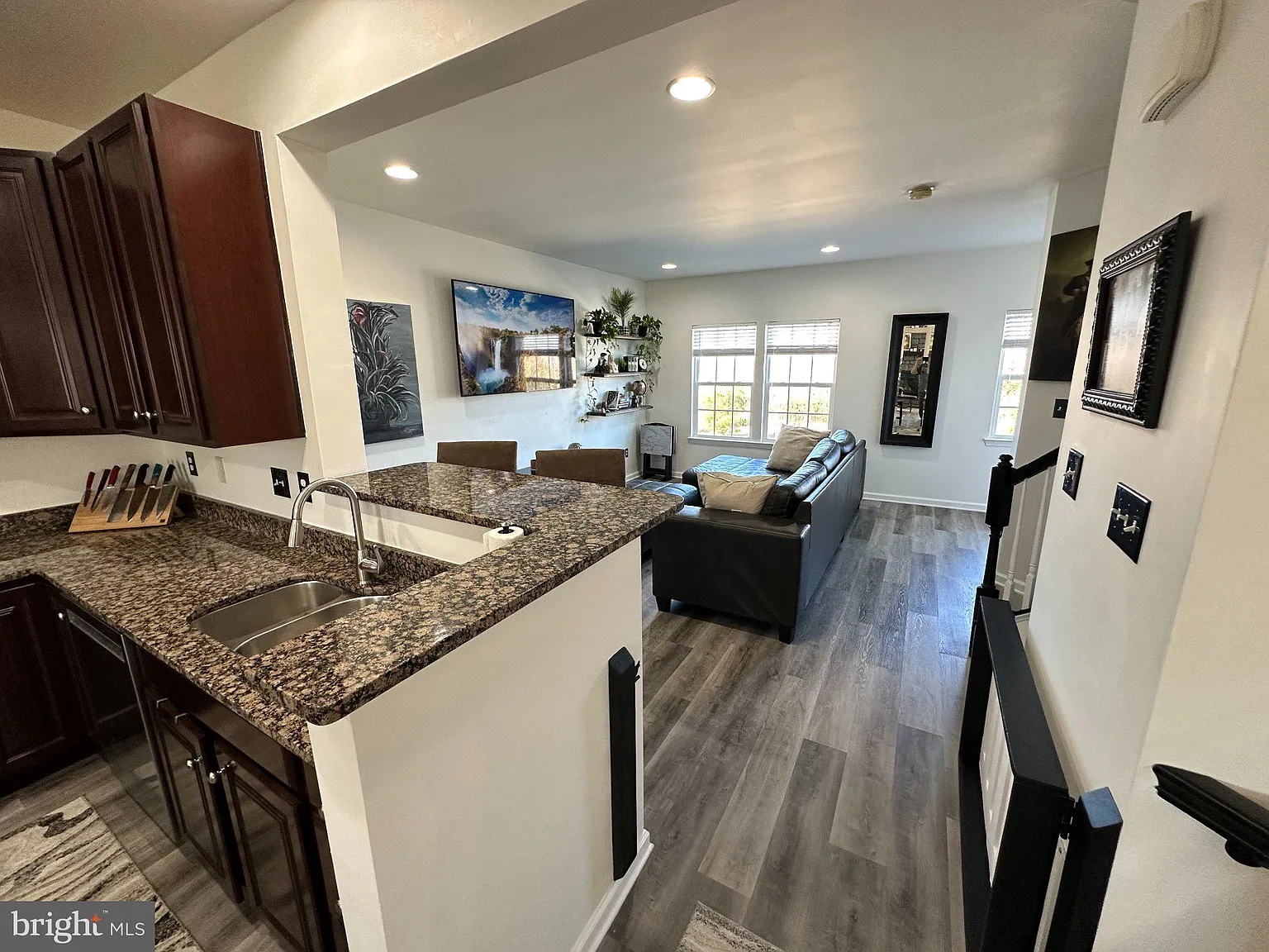 3 bed, 4.0 bath, 2400 sqft, $3,200 — Photo 3