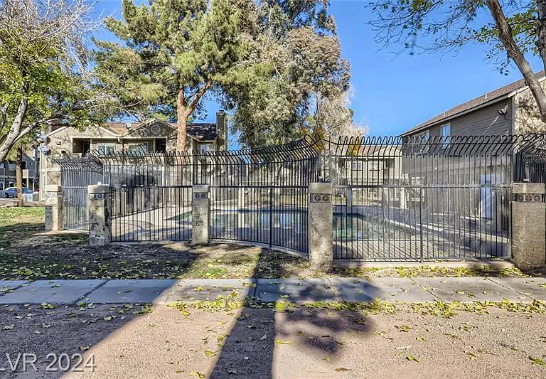 2695 Jennydiane Dr #B — Photo 17