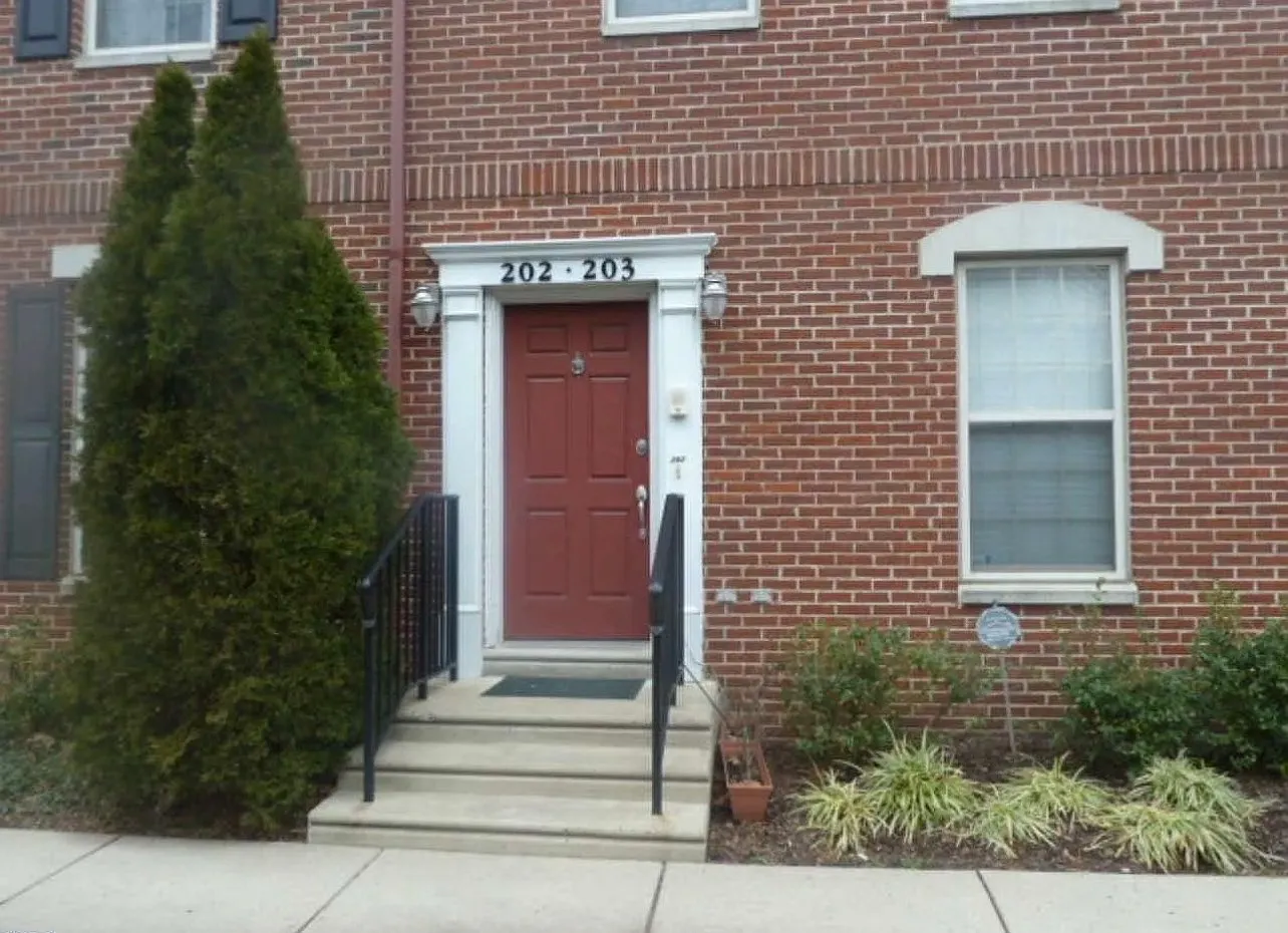 3 bed, 2.5 bath, 2100 sqft, $4,650 — Photo 2