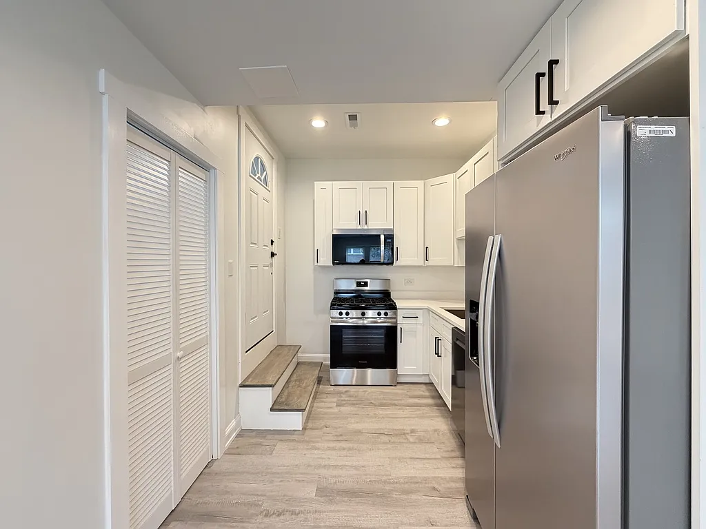 Attractive 2 Bed, 1 Bath at Kimball + Grace (Old Irving Park) — Photo 2