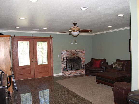 Living Room w/fireplace for those cold nights