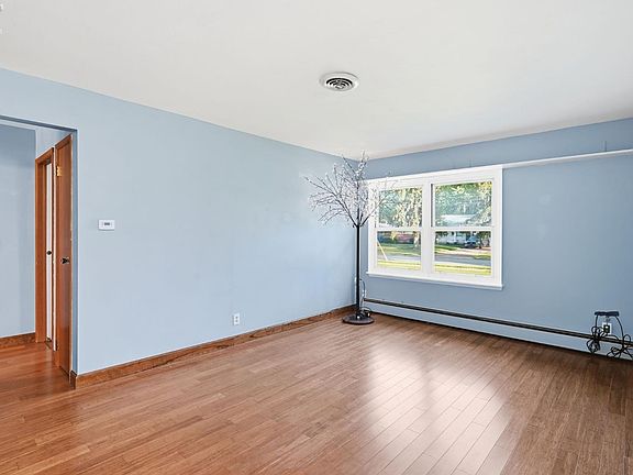 4th image of 111 E 10th St