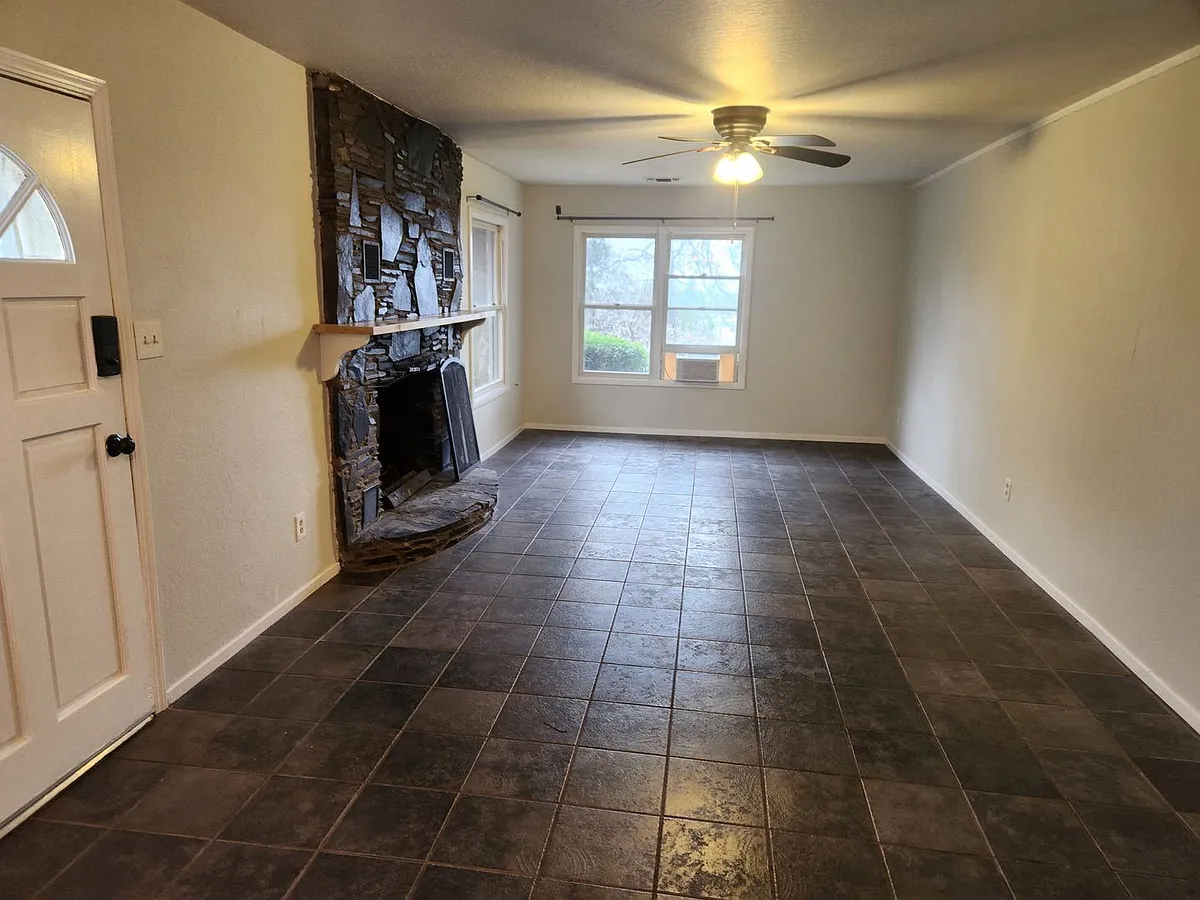 Building Photo - 560 Landis Cir