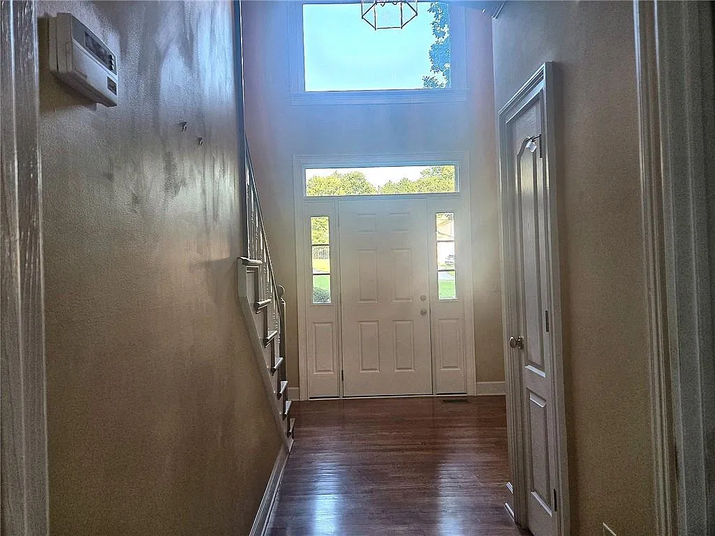 4 bed, 2.5 bath, 2826 sqft, $2,500 — Photo 2