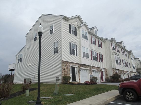 3rd image of 63 Narragansett Ln