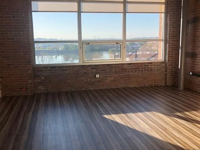 311 SW Water St — Photo 10