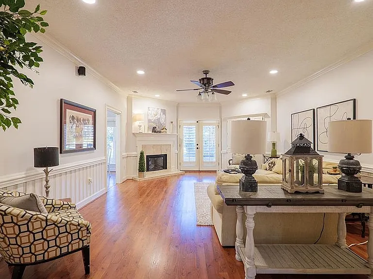 1009 Williamsburg Dr — Photo 4