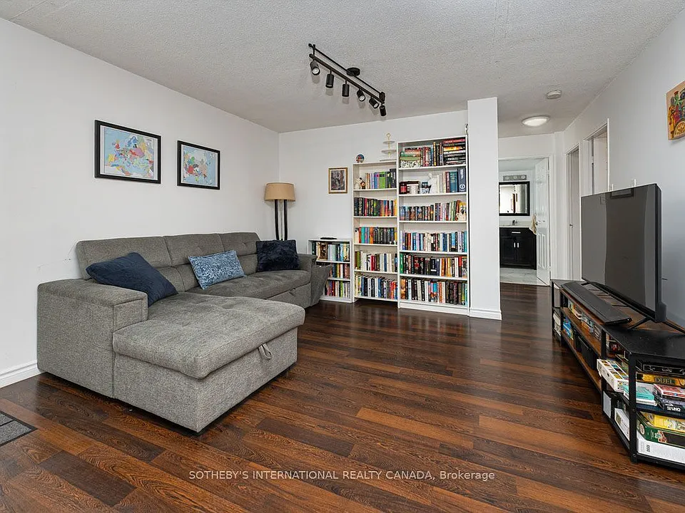89 McCaul St #520