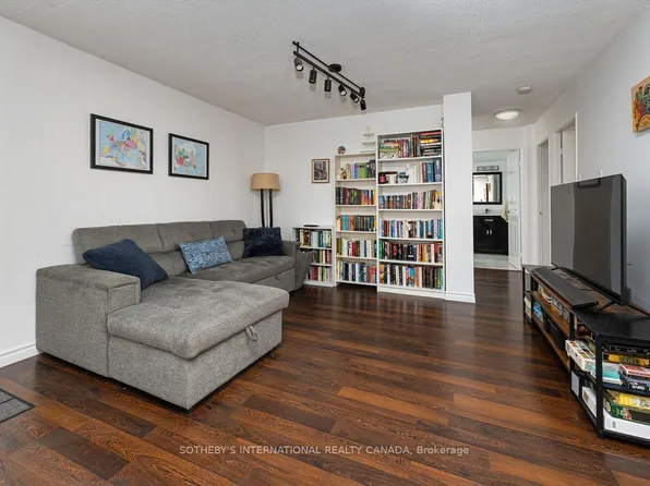 89 McCaul St Unit 520, Toronto, ON M5T 2X3